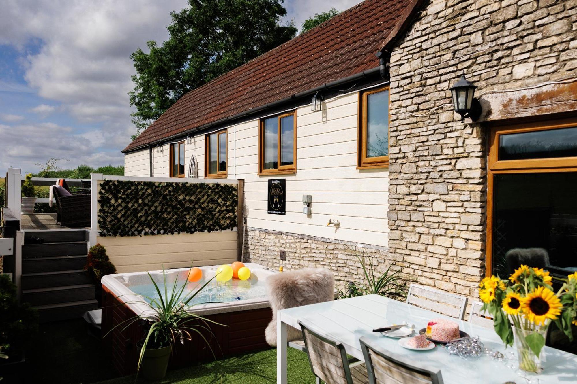 The West Barn Near Bath, Sleeps 24 And 2 Hot Tubs Villa Bristol Exterior photo